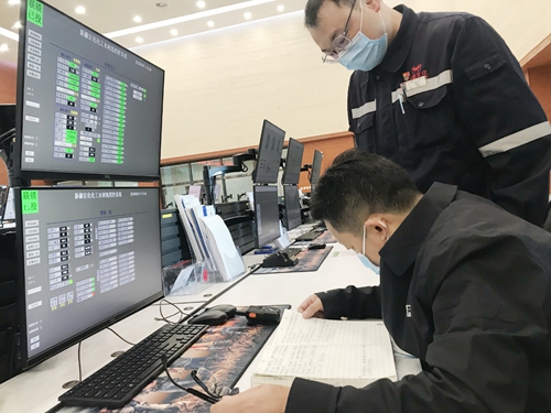 王大真到新疆宜化、新疆宜化礦業(yè)走訪慰問(wèn)干部職工(圖1)