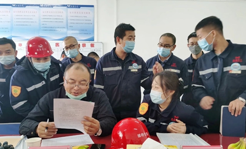 新疆宜化氯堿分廠氯乙烯三班、合成二班榮獲準(zhǔn)東開發(fā)區(qū)安全標(biāo)準(zhǔn)化示范班組稱號(圖3)