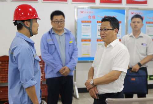 集團領(lǐng)導看望慰問離退休黨員、基層困難黨員和年輕黨員