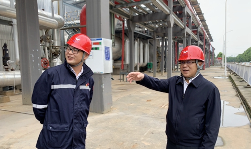 王大真到松滋肥業(yè)、楚星公司和宜化新材料現(xiàn)場(chǎng)辦公