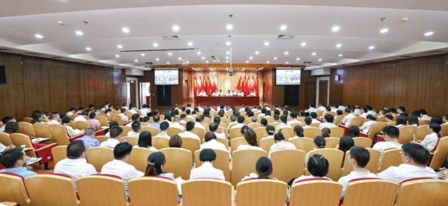 集團(tuán)傳達(dá)學(xué)習(xí)熊征宇馬澤江在宜化專題辦公時(shí)的講話精神 吹響沖刺千億號角